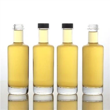 Стеклянная бутылка ликера